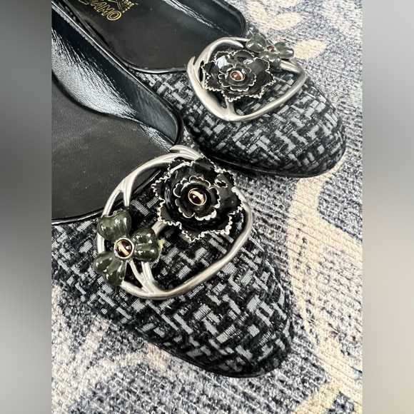 Salvatore Ferragamo Grey Tweed w/ metal Flower Toe Buckle - Picture 9 of 12